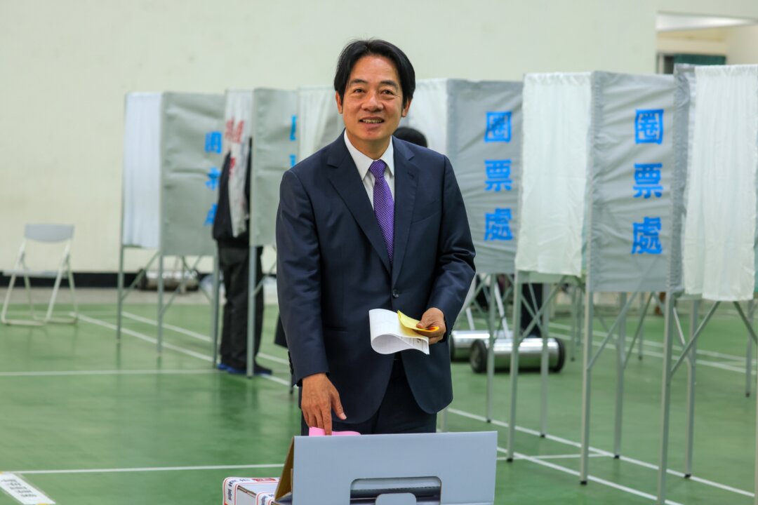 Phó Tổng thống Đài Loan và cũng là ứng cử viên tổng thống của Đảng Dân Tiến (DPP) cầm quyền, ông Lại Thanh Đức đang bỏ phiếu ở Thiên An, Đài Loan,  hôm 13/01/2024. (Ảnh: Annabelle Chih/Getty Images)