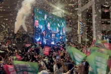 Những người ủng hộ ứng cử viên tổng thống của Đảng Dân Tiến Lại Thanh Đức (Lai Ching-te) ăn mừng kết quả bầu cử ở Đài Bắc, Đài Loan, hôm 13/01/2024. (Ảnh: Melina Chan/The Epoch Times)