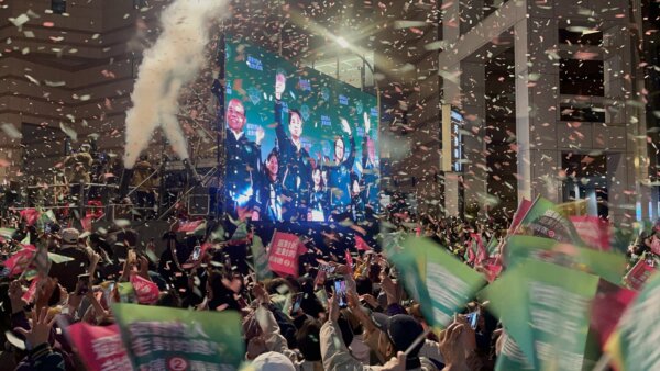 Những người ủng hộ Tổng thống đắc cử của Đảng Dân chủ Tiến bộ Lại Thanh Đức (Lai Ching-te) ăn mừng chiến thắng bầu cử ở Đài Bắc, Đài Loan, hôm 13/01/2024. (Ảnh: Melina Chan/The Epoch Times)