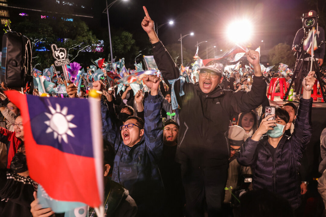 Những người ủng hộ ứng cử viên tổng thống Đảng Nhân dân Đài Loan (TPP) Kha Văn Triết (Ko Wen-je) chờ đợi kết quả cuộc bầu cử tổng thống tại trụ sở TPP ở Tân Trang, thành phố Tân Bắc, hôm 13/01/2024. (Ảnh: I-Hwa Cheng/AFP qua Getty Images)