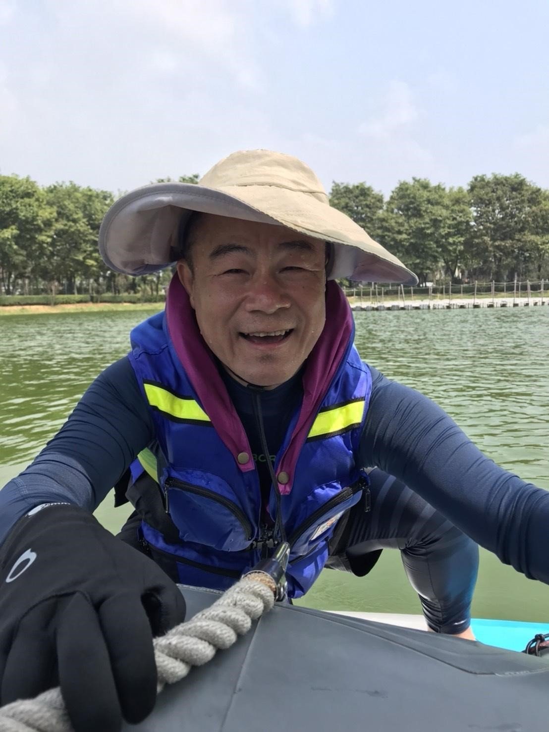 Ông Huang, một người yêu thích thể thao, vô tình rơi xuống nước khi đang học lướt ván. (Ảnh do ông Huang cung cấp)