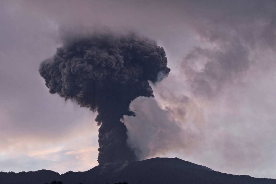 Miệng núi lửa Marapi phun ra dung nham trong vụ phun trào ở Agam, tỉnh Tây Sumatra, Indonesia, hôm 14/01/2024. (Ảnh: Givo Alputra/AP Photo)