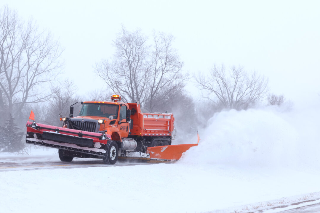 Một máy dọn tuyết I-25 trong thời tiết tương tự bão tuyết ở Blencoe, Iowa, hôm 13/01/2024. (Ảnh: Kevin Dietsch/Getty Images)