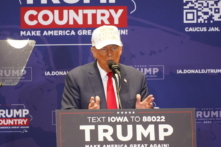 Cựu Tổng thống Donald Trump, đội chiếc nón màu trắng ‘Thủ lĩnh Trump Caucus,’ kêu gọi những người ủng hộ bỏ phiếu cho ông trong Đêm Họp bầu khi nói chuyện tại Đại học Simpson, Indianola, Iowa, hôm 14/01/2024. (Ảnh: Gary Du/NTD)