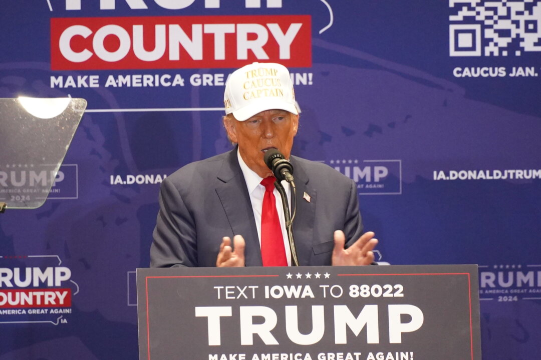 Cựu Tổng thống Donald Trump, đội chiếc nón màu trắng ‘Thủ lĩnh Trump Caucus,’ kêu gọi những người ủng hộ bỏ phiếu cho ông trong Đêm Họp bầu khi nói chuyện tại Đại học Simpson, Indianola, Iowa, hôm 14/01/2024. (Ảnh: Gary Du/NTD)