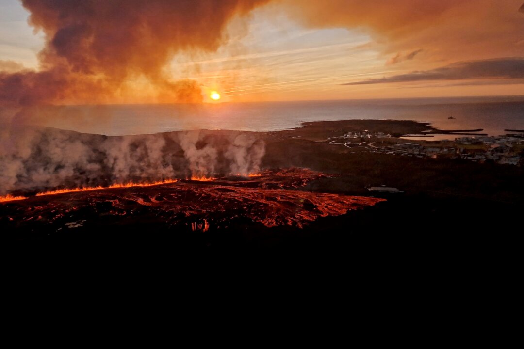 Dung nham chảy từ một ngọn núi lửa ở Grindavik, Iceland, hôm 14/01/2024. (Ảnh: Cảnh sát Tuần duyên Iceland/Bản tin phát tay qua Reuters)