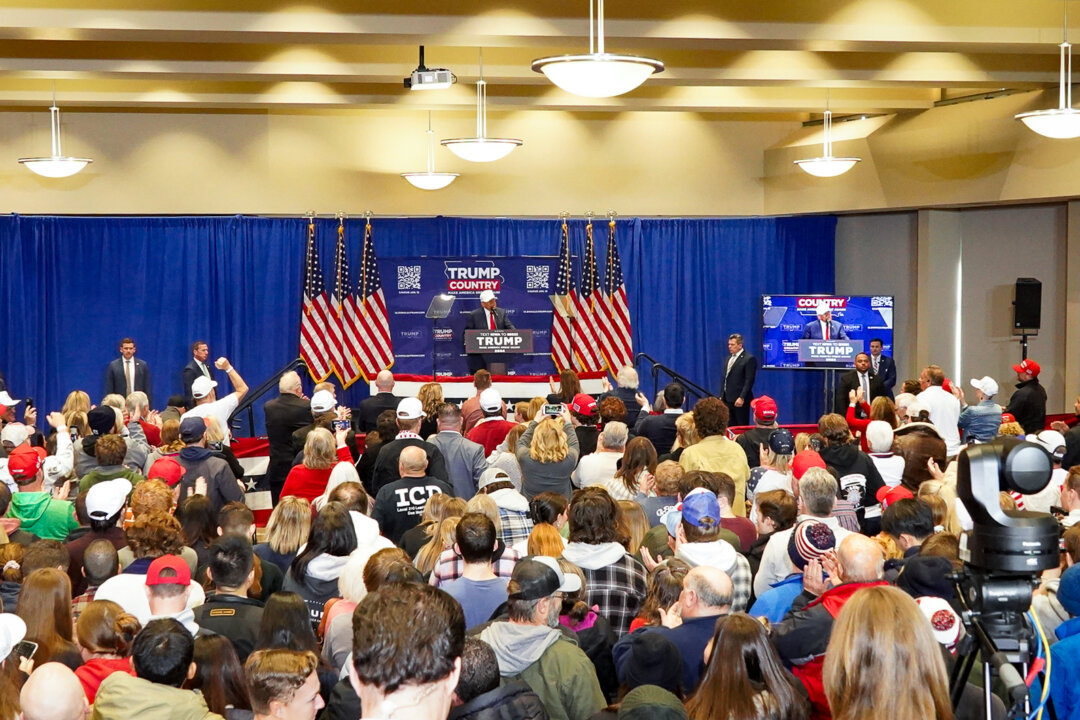 Hơn 800 người ủng hộ lắng nghe cựu Tổng thống Donald Trump trình bày trước cuộc họp bầu tại Đại học Simpson ở Indianola, Iowa, hôm 14/01/2024. (Ảnh: Gary Du/NTD)