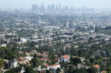 Những ngôi nhà hướng phía các tòa nhà cao tầng ở trung tâm thành phố Los Angeles hôm 30/08/2023. (Ảnh: Mario Tama/Getty Images)