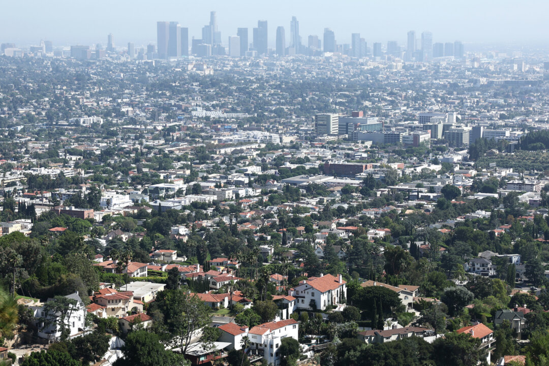Những ngôi nhà hướng phía các tòa nhà cao tầng ở trung tâm thành phố Los Angeles hôm 30/08/2023. (Ảnh: Mario Tama/Getty Images)