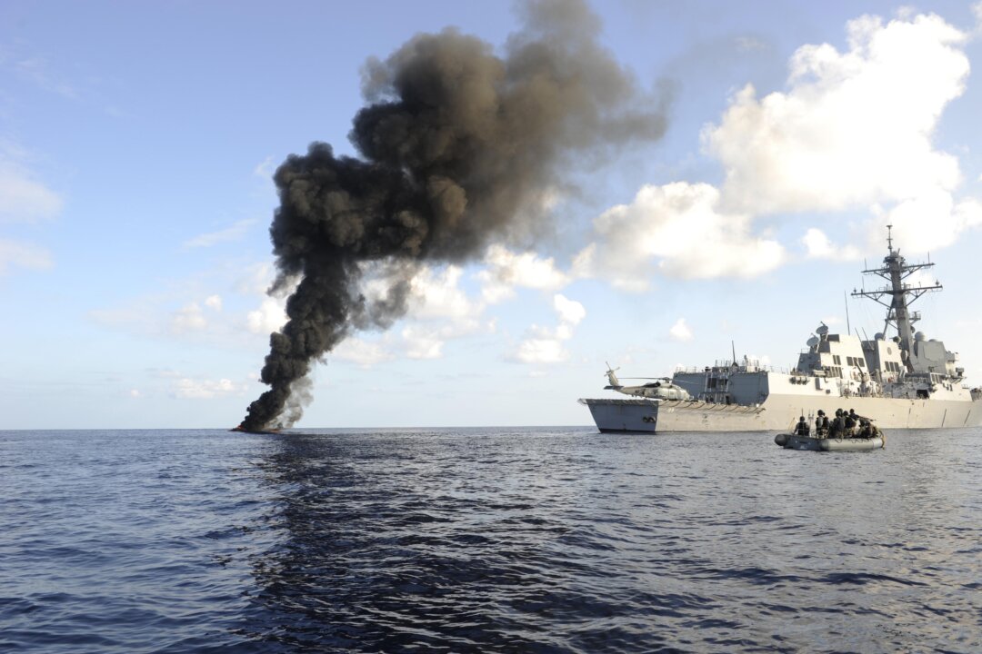 Tàu container của Hoa Kỳ bị phi đạn của Houthi tấn công ở vịnh Aden