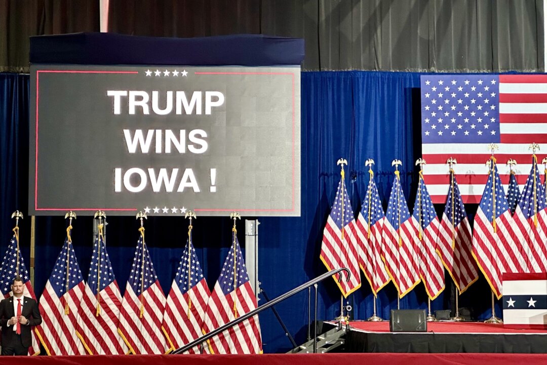 Các nhân viên chiến dịch và tình nguyện viên của ông Donald Trump chuẩn bị cho chiến thắng trong cuộc họp bầu ở Iowa, tại Des Moines, Iowa, hôm 15/01/2024. (Ảnh: John Fredricks/The Epoch Times)