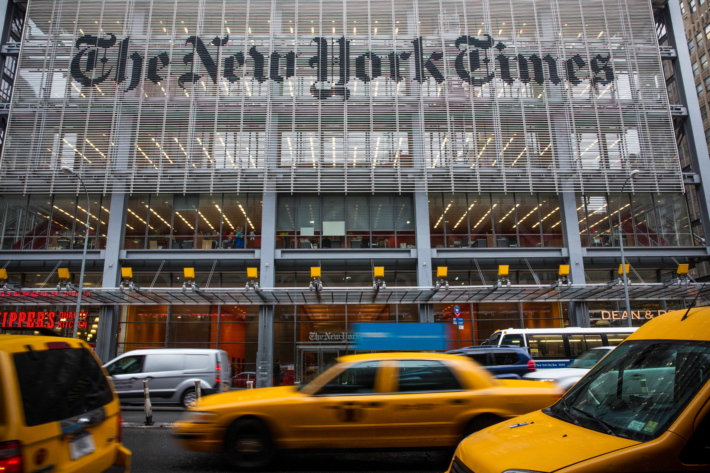 Trong một bài báo được xuất bản lần đầu vào cuối tháng 10/2020, The New York Times mô tả The Epoch Times là “một trong những nhà xuất bản kỹ thuật số quyền lực nhất đất nước.” (Ảnh: Andrew Burton/Getty Images)