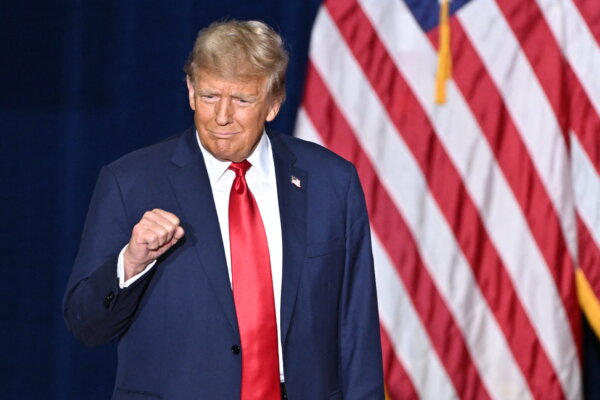 Cựu Tổng thống kiêm ứng cử viên tổng thống của Đảng Cộng Hòa Donald Trump đến dự một bữa tiệc theo dõi kết quả trong cuộc họp bầu tổng thống Đảng Cộng Hòa Iowa năm 2024 ở Des Moines, hôm 15/01/2024. (Ảnh: Jim Watson/AFP qua Getty Images)