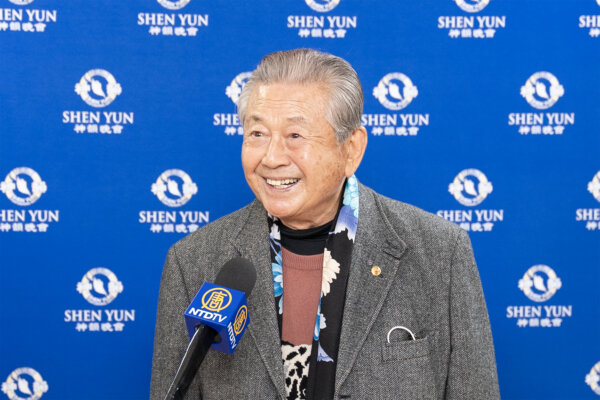 Ông Kanaoka Hideshi, chủ sở hữu một công ty phát triển CNTT và thành viên của Câu lạc bộ Rotary, thưởng lãm buổi biểu diễn thứ hai của Shen Yun tại Trung tâm Nghệ thuật Biểu diễn Sakai, Nhật Bản, hôm 14/01/2024. (Ảnh: Fujino Wei/The Epoch Times)