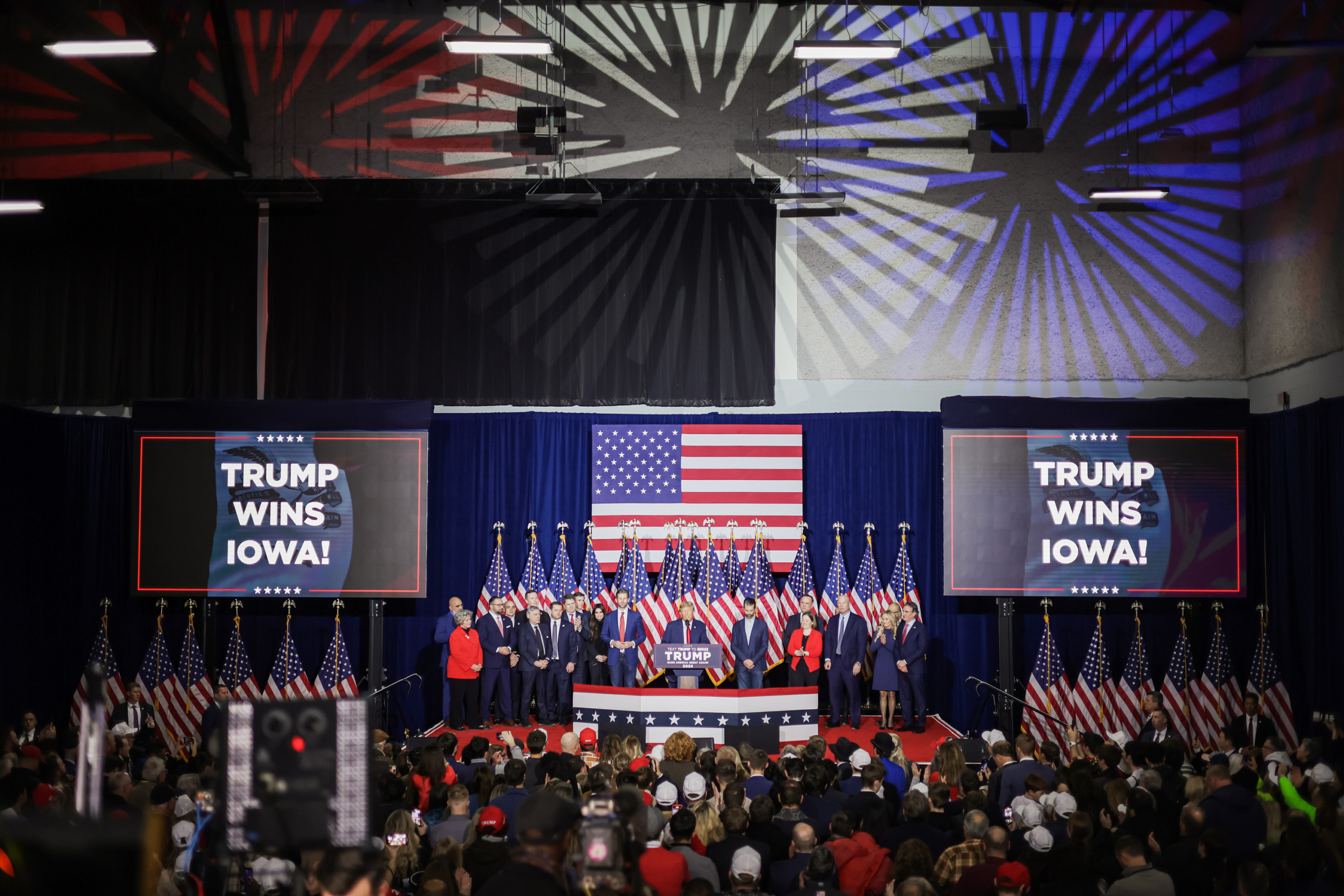 Cựu Tổng thống Donald Trump nói chuyện tại sự kiện trong đêm họp bầu của ông tại Trung tâm Sự kiện Iowa ở Des Moines, Iowa, hôm 15/01/2024. (Ảnh: Alex Wong/Getty Images)