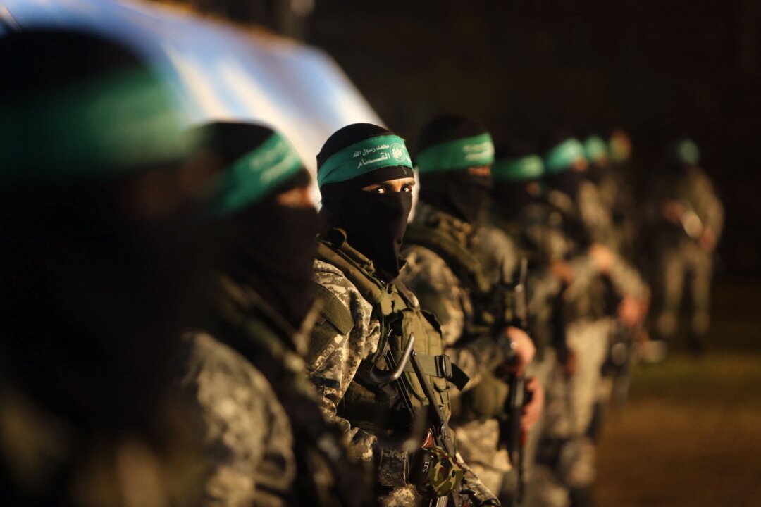 Các thành viên của Lữ đoàn Ezzedine al-Qassam, cánh vũ trang của nhóm khủng bố Hamas, tham gia một cuộc tụ họp ở thành phố Gaza vào ngày 31/01/2016. (Ảnh: Mahmud Hams/AFP qua Getty Images)