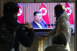 Màn hình TV chiếu một bức ảnh tài liệu về nhà lãnh đạo Bắc Hàn Kim Jong Un trong một chương trình tin tức tại Ga Xe lửa Seoul ở Seoul, Nam Hàn, hôm 16/01/2024. (Ảnh: Ahn Young-joon/AP Photo)
