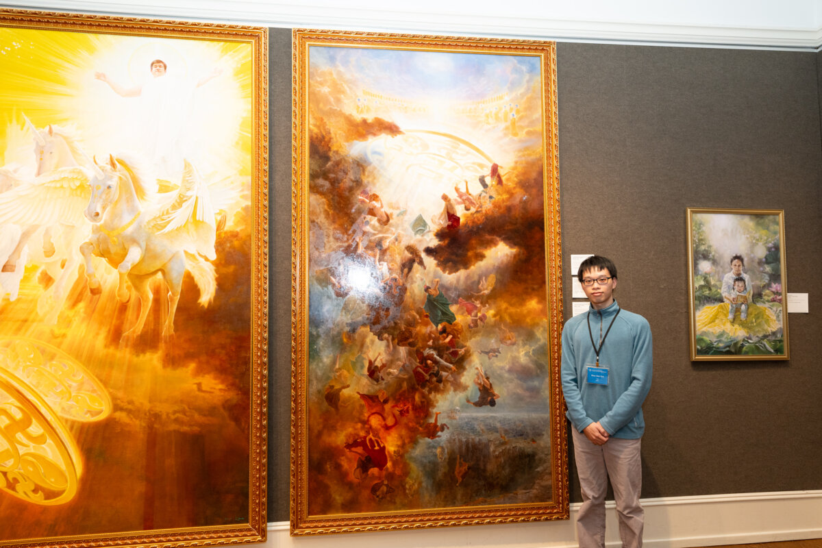 Anh Thái Thiếu Hàng (Shao-Han Tsai), người vẽ bức tranh bên phải của Bộ ba bức tranh “The Infinite Grace of Buddha” (Phật Ân Hạo Đãng), tại Câu lạc bộ Nghệ thuật Salmagundi ở New York, hôm 15/01/2024. (Ảnh: Larry Dye/The Epoch Times)
