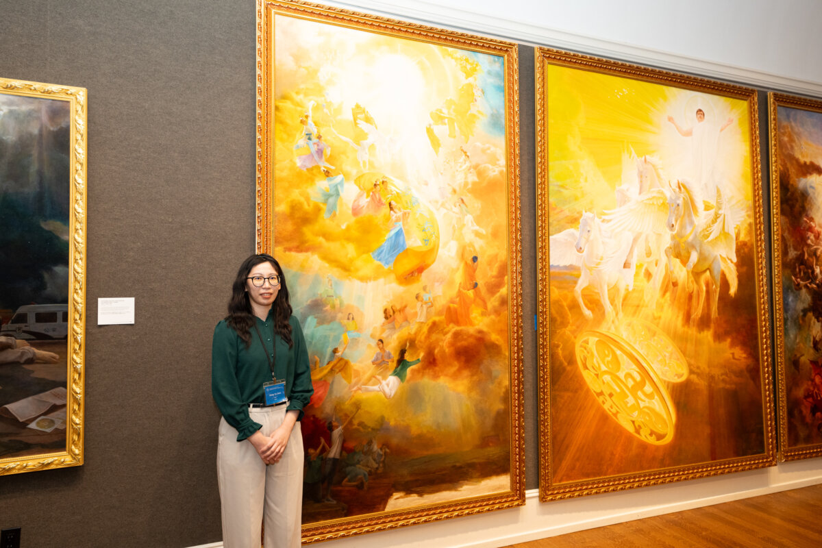 Cô Trần Hồng Dư (Hung-Yu Chen), người vẽ bức tranh bên trái của Bộ ba bức tranh “The Infinite Grace of Buddha” (Phật Ân Hạo Đãng), tại Câu lạc bộ Nghệ thuật Salmagundi ở New York, hôm 15/01/2024. (Ảnh: Larry Dye/The Epoch Times)