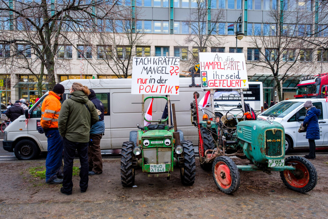 Nông dân, tài xế xe tải, và những người ủng hộ họ tổ chức biểu tình ở thủ đô Berlin, Đức, hôm 15/01/2024. (Ảnh: Stefan Frank/Hình ảnh Trung Đông qua AFP/Getty Images)