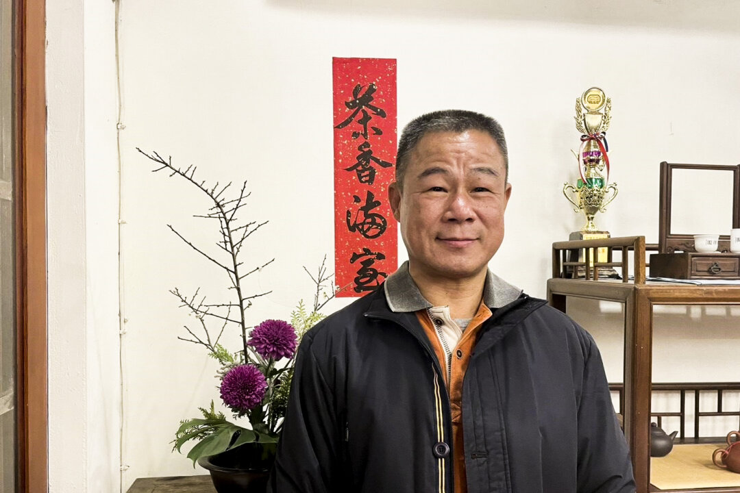Ông Huang được chẩn đoán có khối u thần kinh nội tiết vào tháng 08/2022. Đến nay, ông đã bình phục hoàn toàn. Bức ảnh này được chụp sau khi ông và những người bạn dùng bữa tối vào ngày 04/01/2024. (Ảnh do ông Huang cung cấp)
