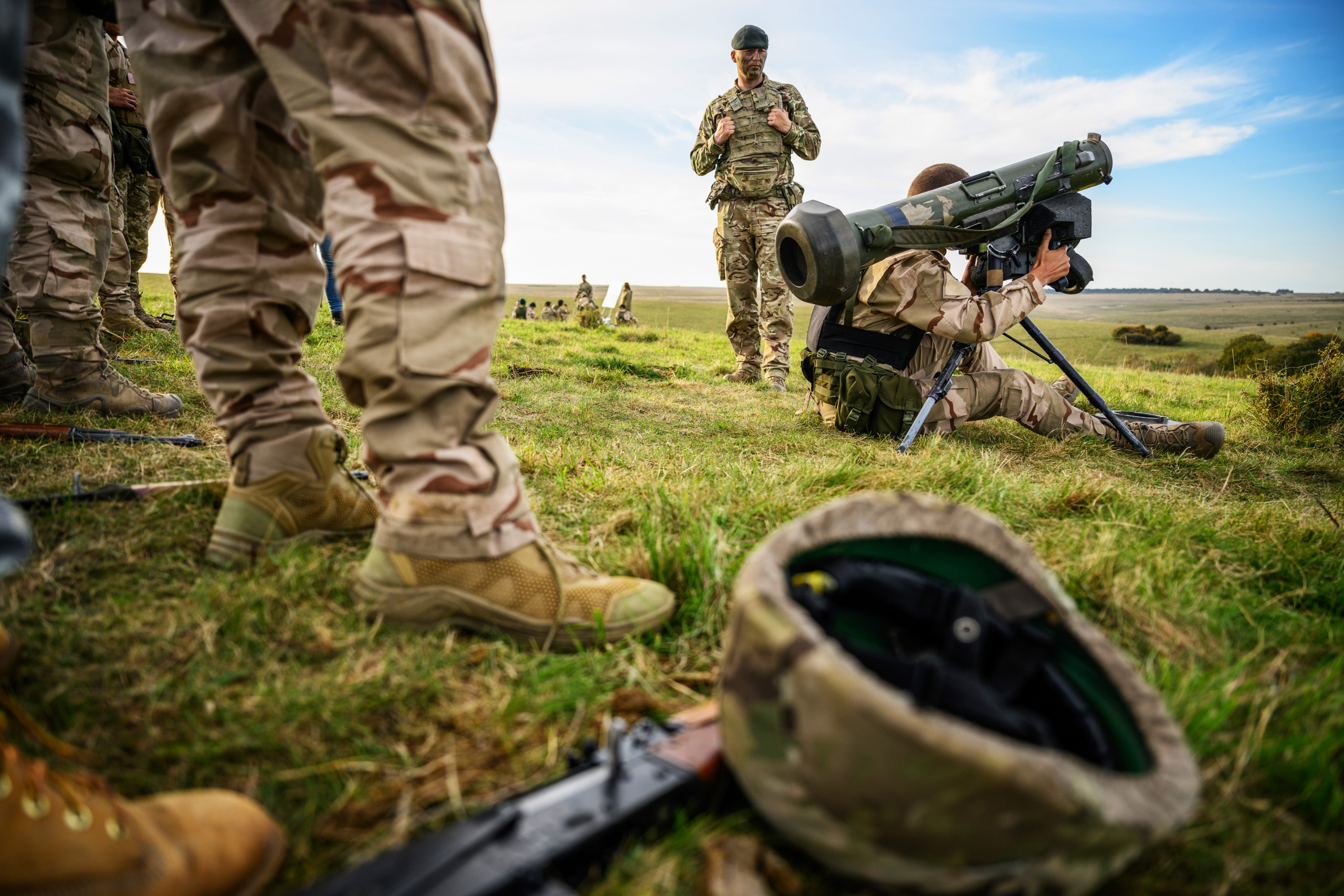 Một tân binh người Ukraina (phải) nhìn qua kính ngắm của phi đạn đất đối không khi một viên huấn luyện người Anh đang quan sát, trong một buổi huấn luyện tại hiện trường với lực lượng vũ trang Vương quốc Anh ở Anh vào ngày 11/10/2022. (Ảnh: Leon Neal/Getty Images)