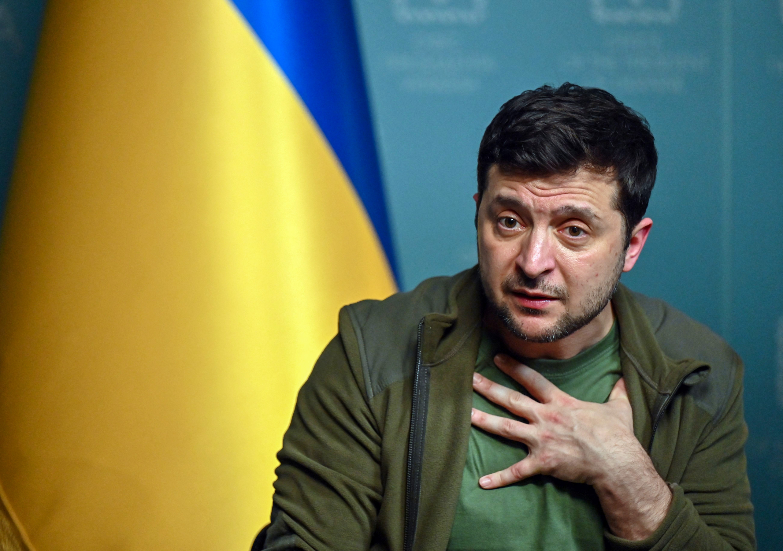 Tổng thống Ukraine Volodymyr Zelenskyy nói chuyện trong một cuộc họp báo ở Kyiv vào ngày 03/03/2022. (Ảnh: Sergei Supinksy/AFP qua Getty Images)