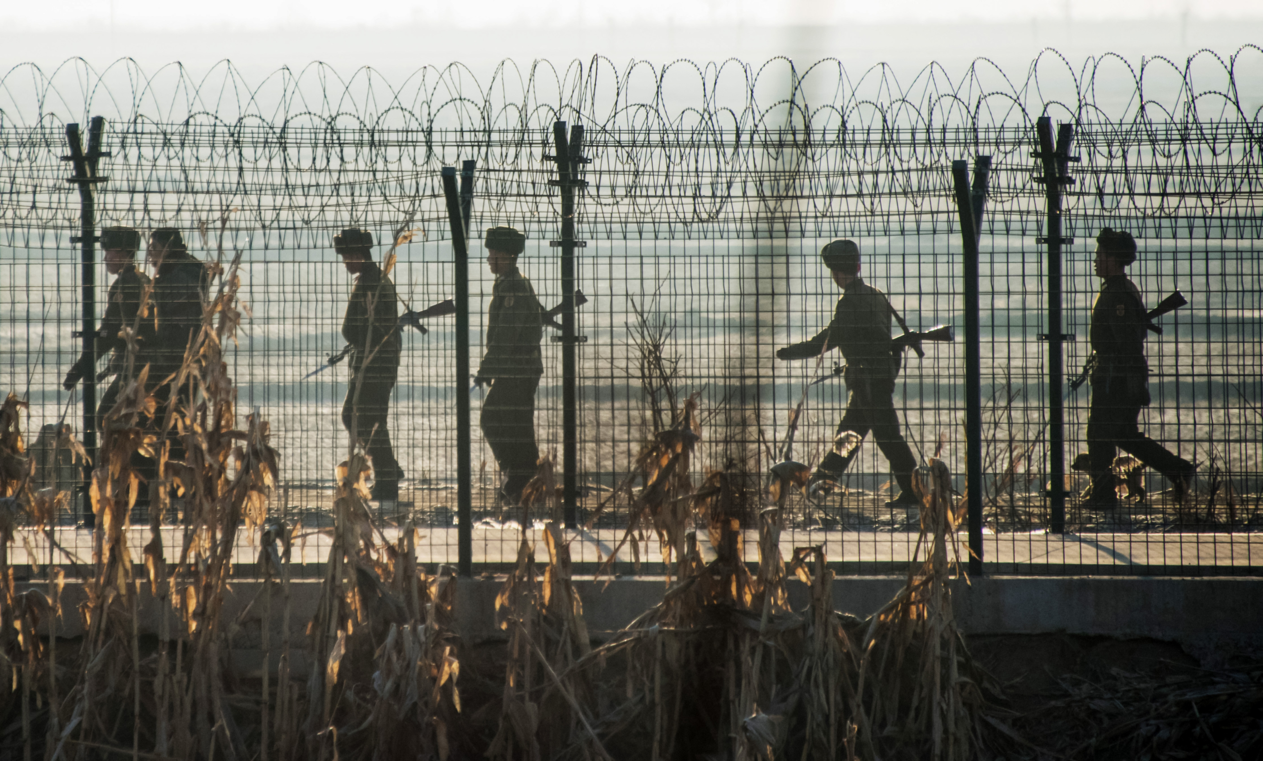 Binh sĩ Bắc Hàn tuần tra gần thị trấn Sinuiju qua biên giới từ Đan Đông, Trung Quốc, vào ngày 10/02/2016. (Ảnh: Johannes Eisele/AFP qua Getty Images)