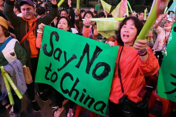 Những người ủng hộ Tổng thống Đài Loan Thái Anh Văn từ Đảng Dân chủ Tiến bộ (DPP) cầm quyền giơ biểu ngữ trong một cuộc biểu tình ở Đài Bắc, Đài Loan, hôm 10/01/2020, trước cuộc bầu cử tổng thống và Quốc hội, hôm 11/01. (Ảnh: Sam Yeh/AFP)