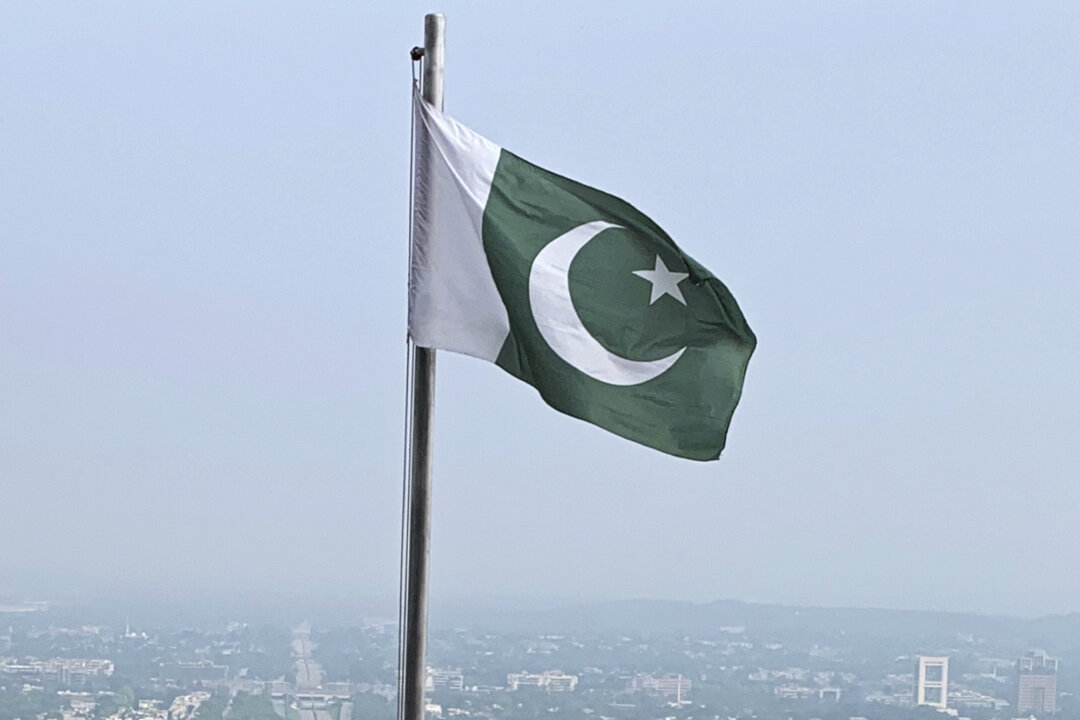 Quốc kỳ Pakistan tung bay trên một trạm gác ở Islamabad, Pakistan, vào ngày 27/07/2022. (Ảnh: Rahmat Gul/AP Photo)