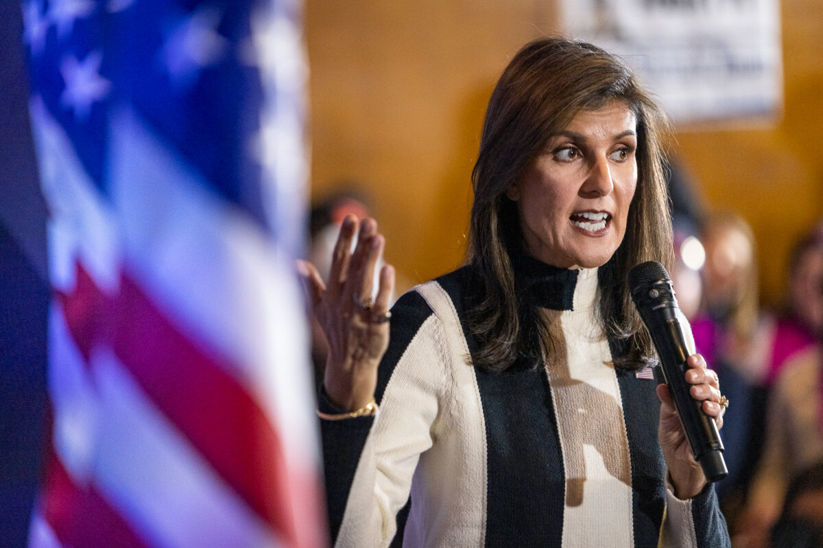 Ứng cử viên tổng thống Nikki Haley nói chuyện với những người ủng hộ ở Ames, Iowa, hôm 14/01/2024. (Ảnh: John Fredricks/The Epoch Times)