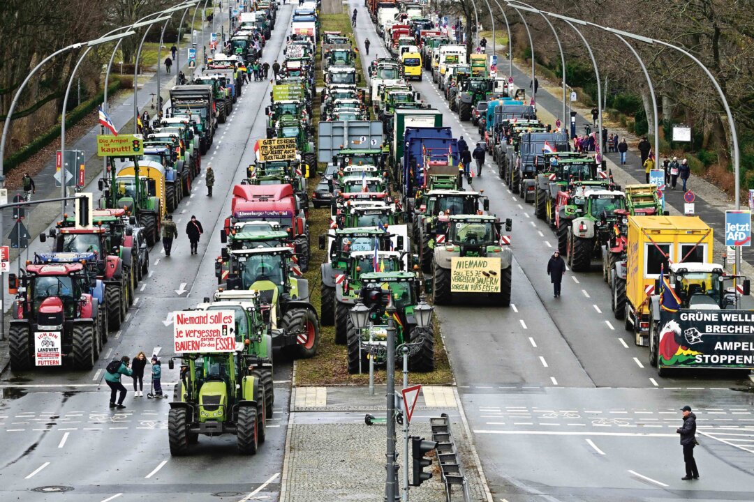 Máy kéo và xe tải đậu trên đường trong cuộc biểu tình của nông dân ở Berlin, hôm 15/01/2024. (Ảnh: John MacDougall/AFP qua Getty Images)