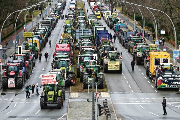 Máy kéo và xe tải đứng trên đường trong cuộc biểu tình của nông dân ở Berlin hôm 15/01/2024. (Ảnh: John Macdougall/AFP qua Getty Images)