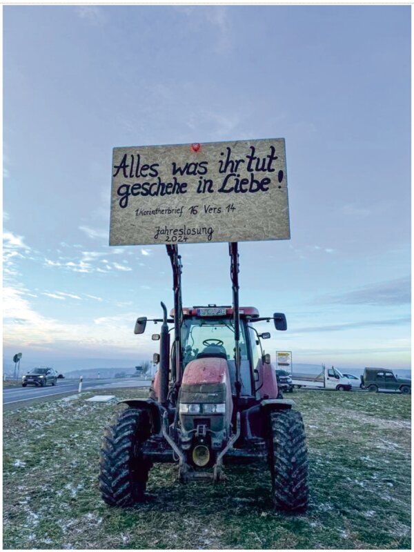 Một máy kéo tại cuộc biểu tình của nông dân ở Vogtland gần Greiz, Đức, hôm 11/01/2024. Chữ trên biển: “Mọi điều anh em làm, hãy lấy lòng yêu thương mà làm”. (“Alles was ihr tut, geschehe in Liebe”, Kinh Thánh, 1 Cô-rinh-tô 16:14) (Ảnh: TS/The Epoch Times)