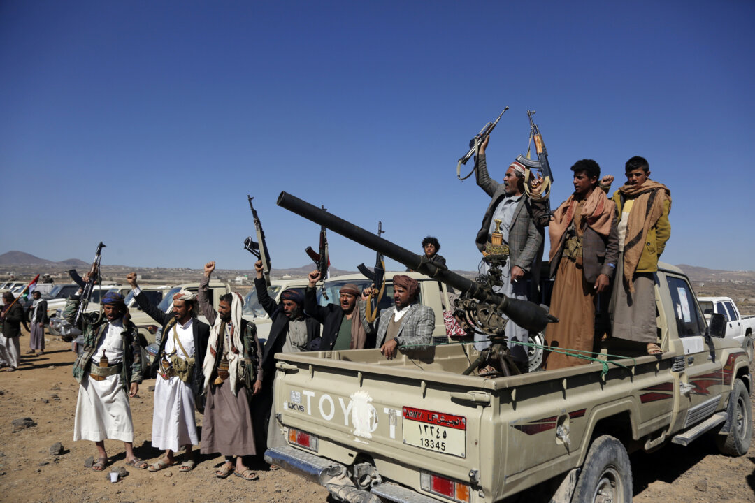 Các tay súng và thành viên của Houthi tổ chức biểu tình chống lại cuộc tấn công của Hoa Kỳ và Vương quốc Anh vào các điểm quân sự do Houthi điều hành gần Sanaa, Yemen, hôm 14/01/2024. (Ảnh AP)