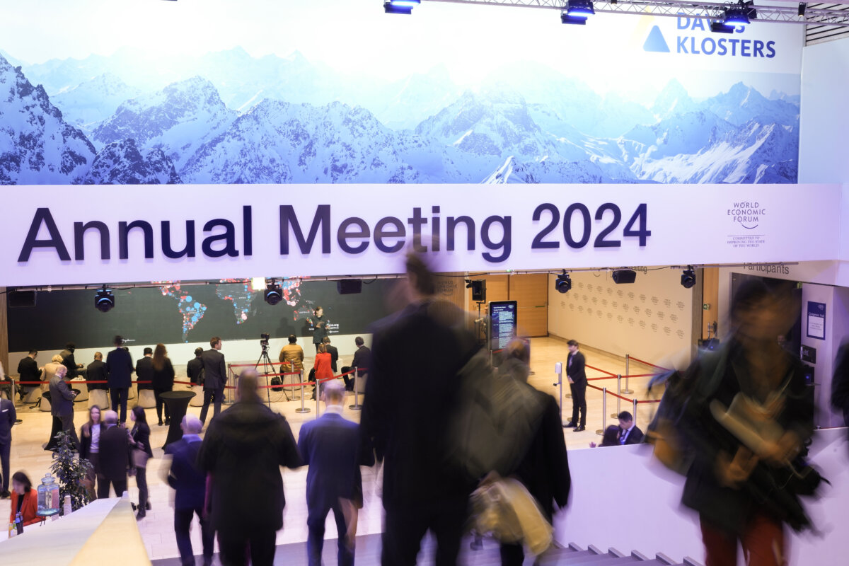Mọi người bước xuống cầu thang tại Tòa nhà Quốc hội trong Diễn đàn Kinh tế Thế giới ở Davos, Thụy Sĩ, hôm 18/01/2024. Cuộc họp thường niên của Diễn đàn Kinh tế Thế giới diễn ra tại Davos từ ngày 15/01 đến ngày 19/01/2024. (Ảnh: AP Photo/Markus Schreiber)