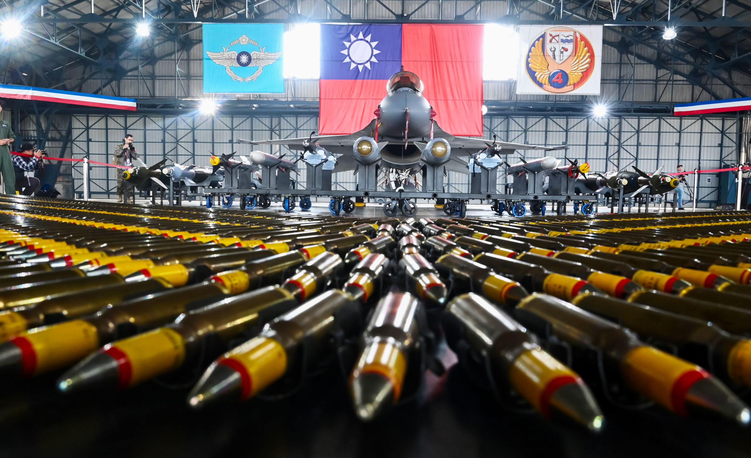 Một chiến đấu cơ F-16V do Hoa Kỳ sản xuất có trang bị vũ khí được trưng bày trong cuộc tập trận tại căn cứ quân sự ở Gia Nghĩa, miền nam Đài Loan, vào ngày 15/01/2020. (Ảnh: Sam Yeh/AFP qua Getty Images)
