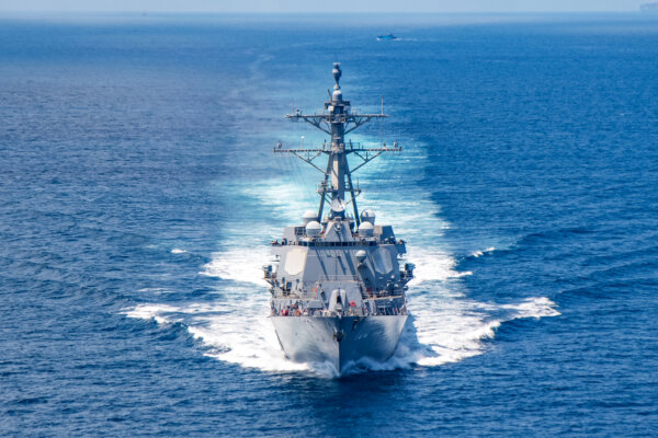 Khu trục hạm mang đạn đạo dẫn đường lớp Arleigh-Burke USS Kidd đi qua Eo biển Đài Loan trong một nhiệm vụ thường lệ, trong bức ảnh tư liệu này. (Ảnh: Hải quân Hoa Kỳ/AFP)