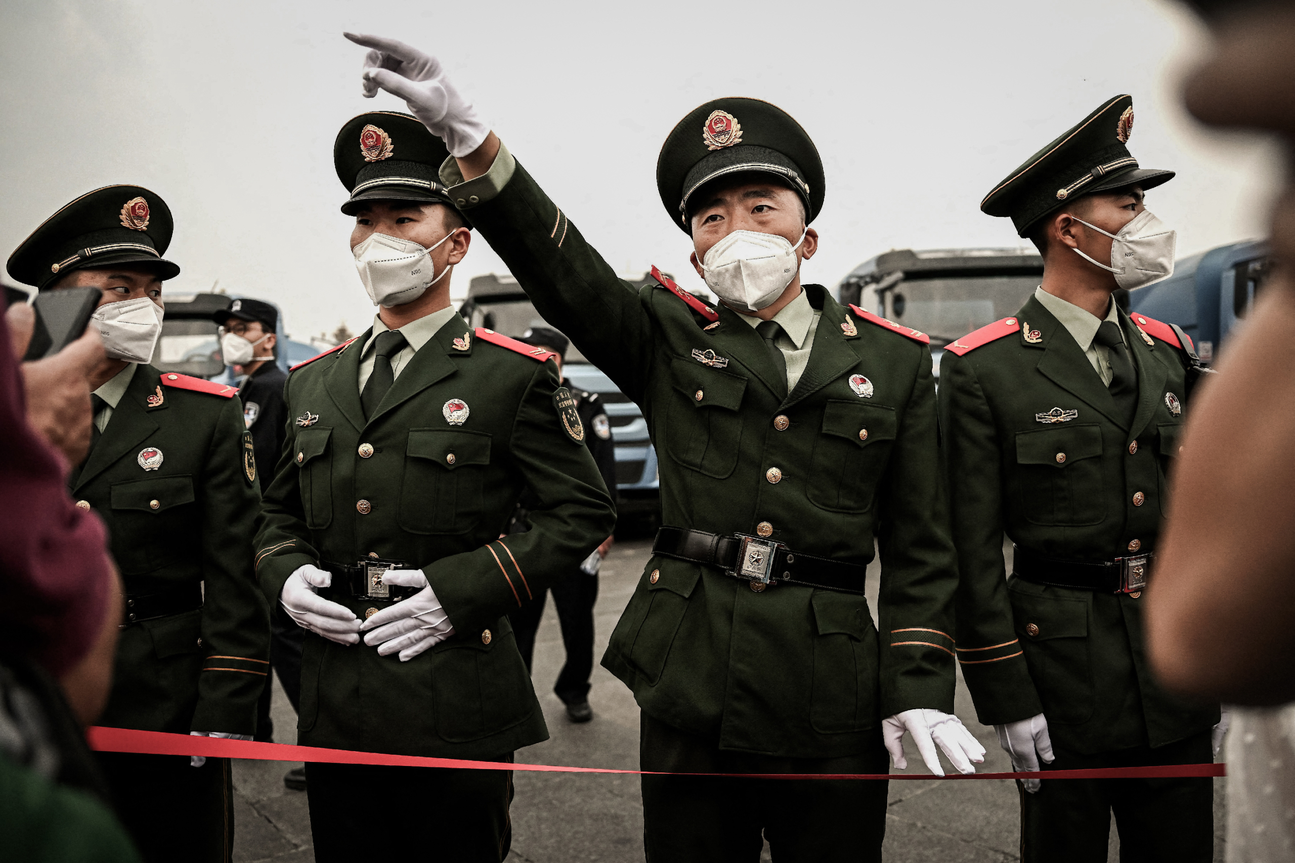 Một cử chỉ của một quân nhân tại Quảng trường Thiên An Môn ở Bắc Kinh, vào ngày 01/10/2022. (Ảnh: Noel Celis/AFP qua Getty Images)