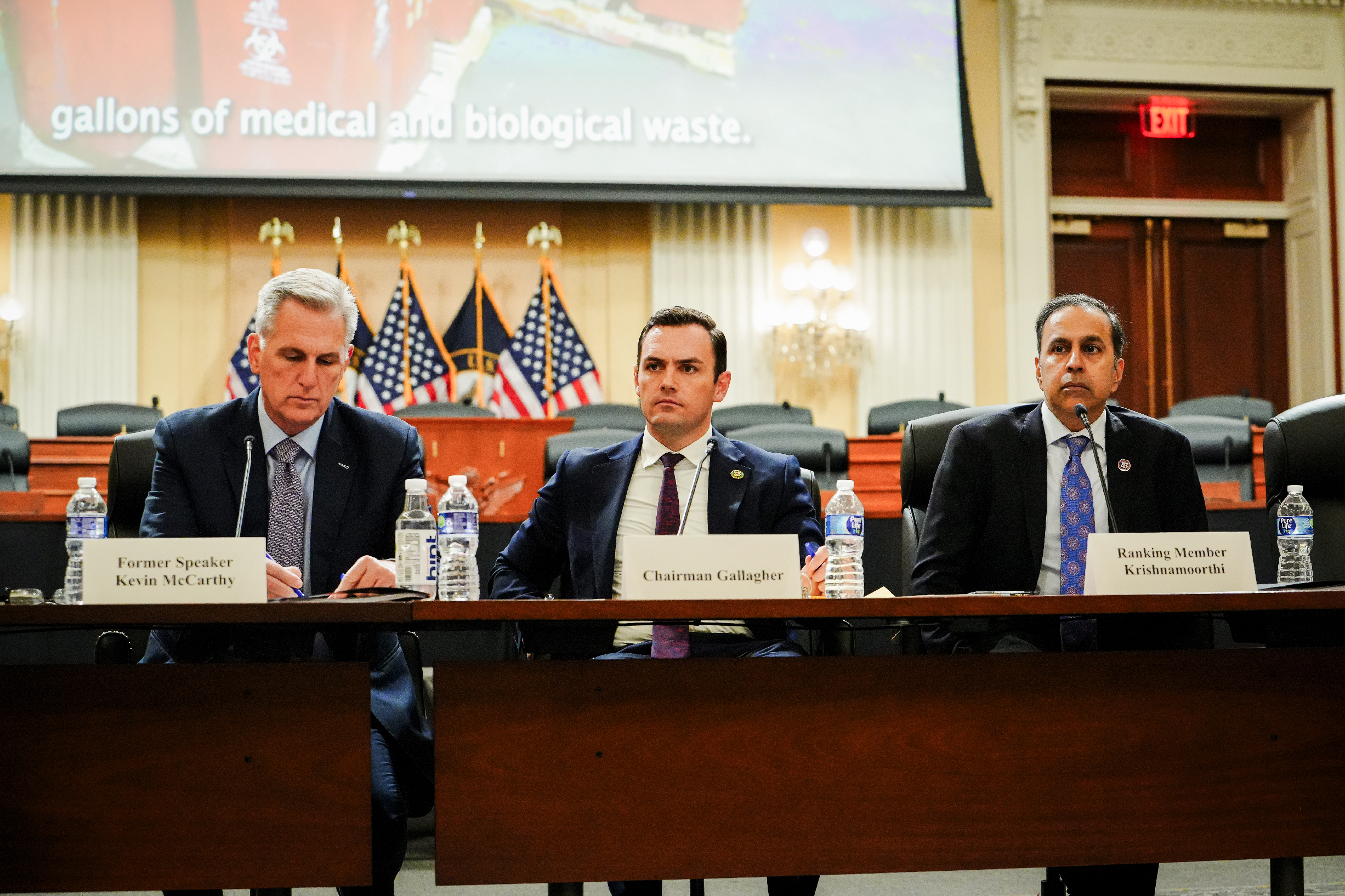 (Từ trái sang phải) các Dân biểu Kevin McCarthy (Cộng Hòa-California), Mike Gallagher (Cộng Hoà-Wisconsin), và Raja Krishnamoorthi (Dân Chủ-Illinois) xem một video trong một cuộc họp báo công bố kết quả của Ủy ban Đặc biệt về ĐCSTQ trong cuộc điều tra về phòng thí nghiệm sinh học được phát hiện ở Reedley, California, Hoa Thịnh Đốn, hôm 15/11/2023. (Ảnh: Madalina Vasiliu/The Epoch Times)