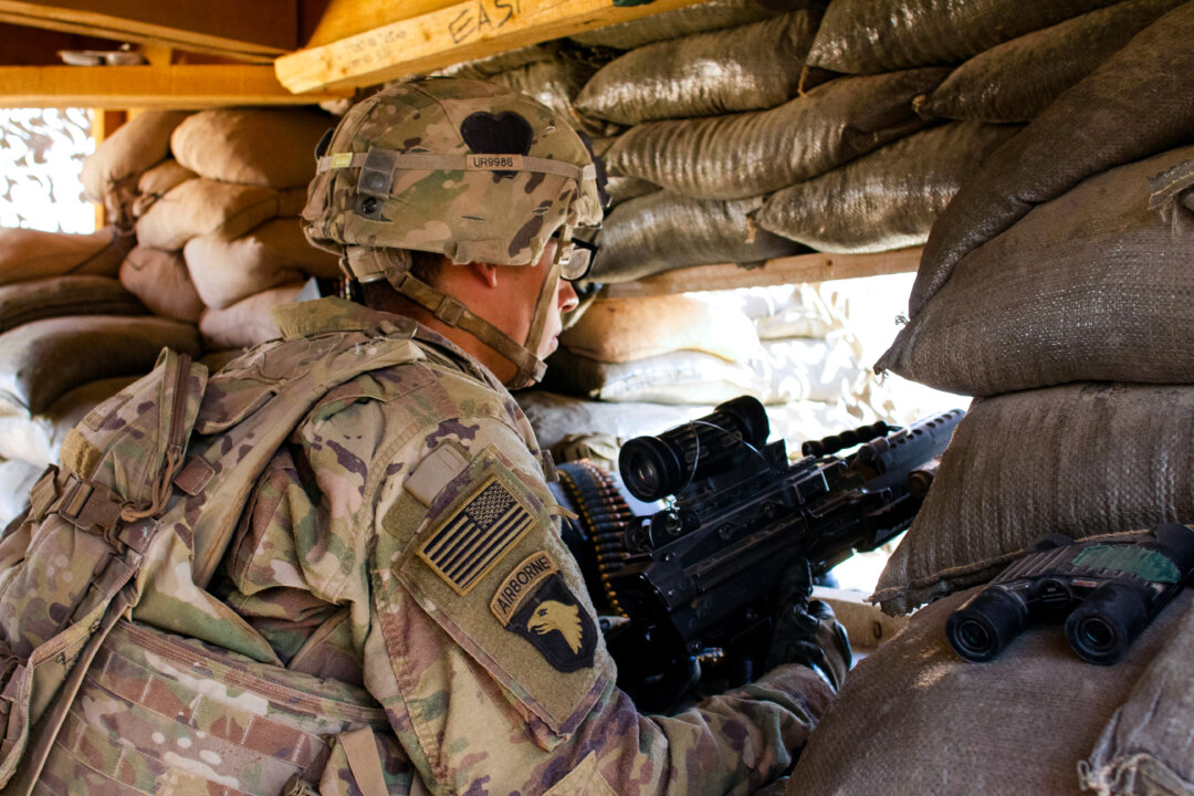 Một binh sĩ Lục quân Hoa Kỳ bảo vệ một vị trí tại Trại Swift, miền bắc Iraq, vào ngày 08/09/2016. (Ảnh: Susannah George/AP Photo)
