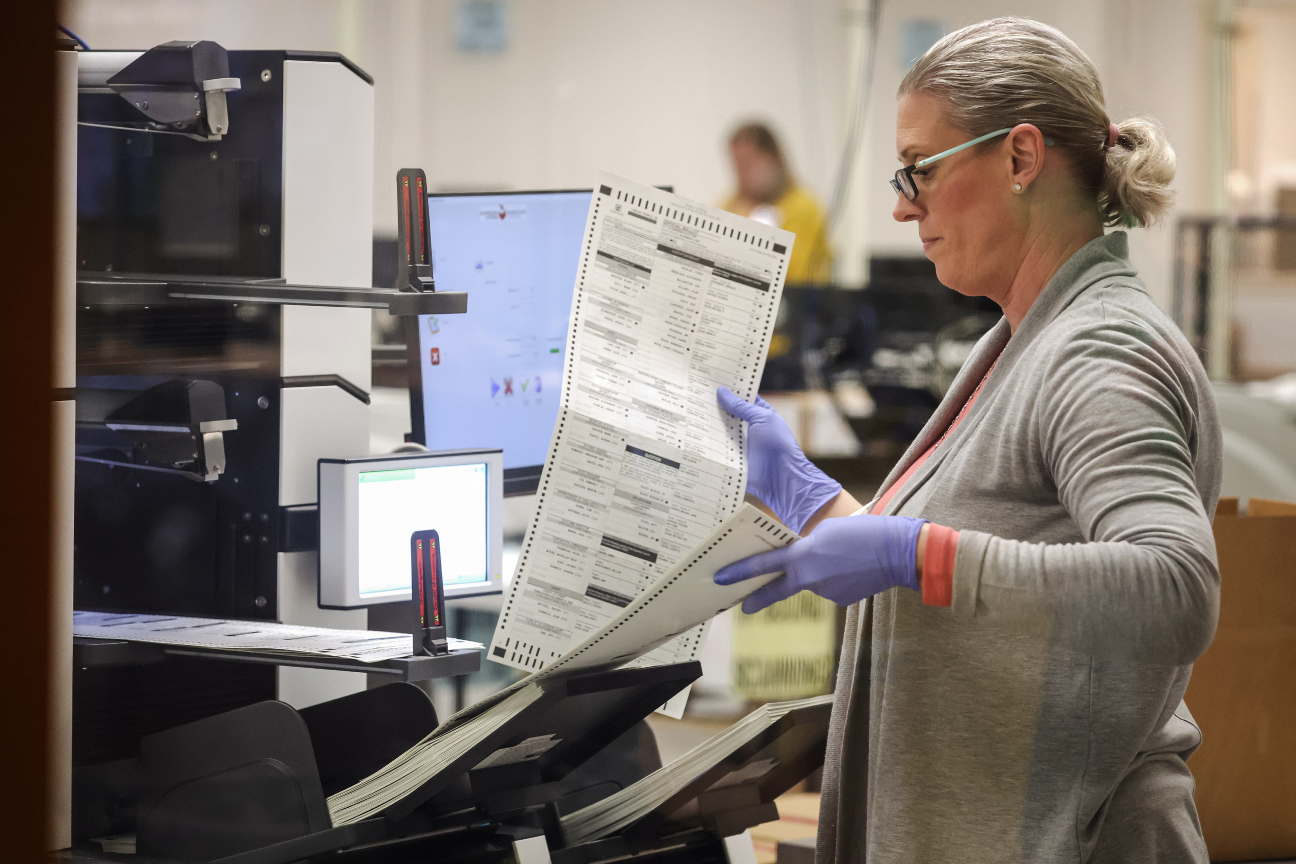 Một nhân viên bầu cử quét các lá phiếu gửi qua đường bưu điện tại Trung tâm Bầu cử và Kiểm đếm phiếu Quận Maricopa ở Phoenix, Arizona, vào ngày 07/11/2022. (Ảnh: Justin Sullivan/Getty Images)