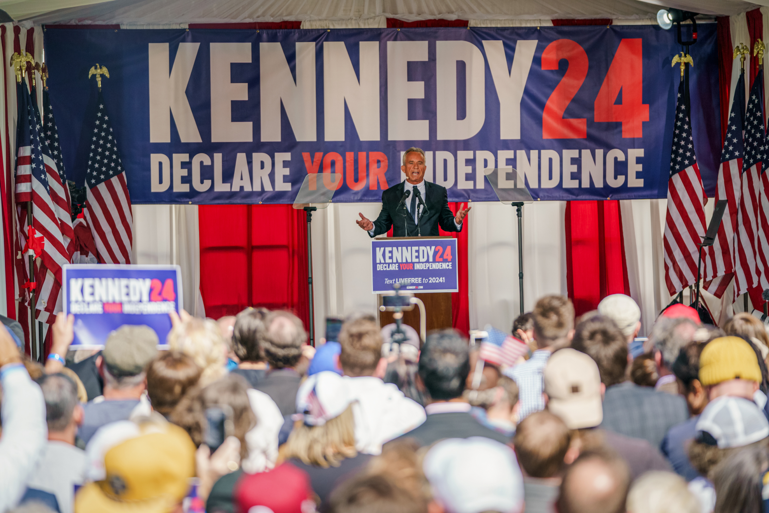 Ứng cử viên tổng thống Robert F. Kennedy Jr. tuyên bố ông sẽ dừng nỗ lực tranh cử sơ bộ của ông trong Đảng Dân Chủ và sẽ tranh cử tổng thống với tư cách độc lập, tại một cuộc họp báo ở Philadelphia, Pennsylvania, vào ngày 09/10/2023. (Ảnh: Jessica Kourkounis/Getty Images)