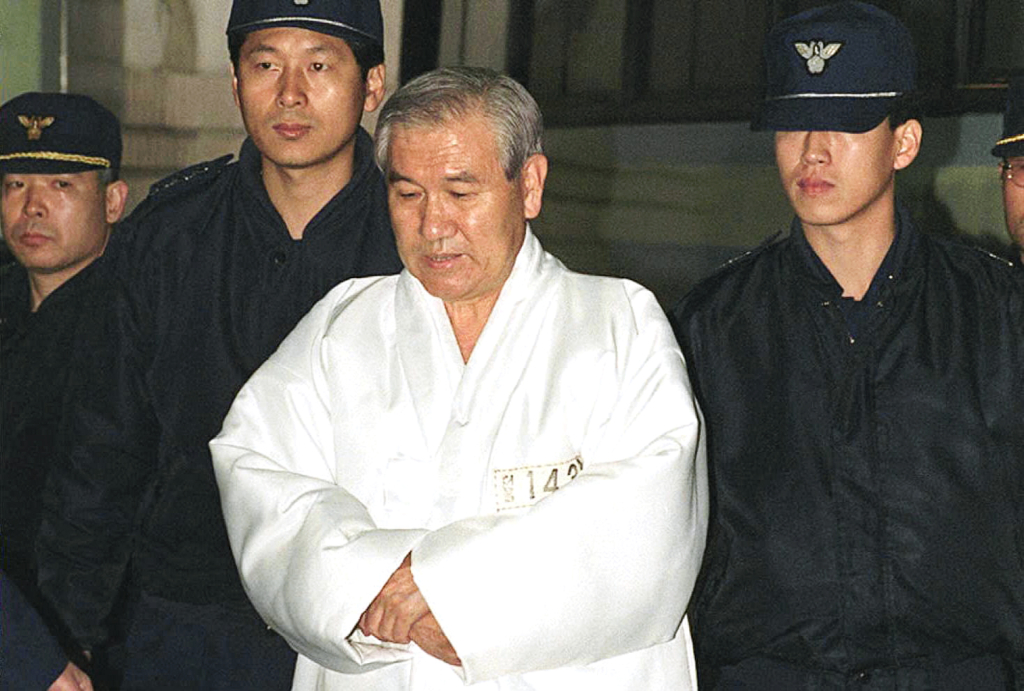 Cựu Tổng thống Nam Hàn Roh Tae-woo được hộ tống tới tòa để chịu xét xử về tội tham nhũng, tại Seoul, Nam Hàn, vào ngày 18/12/1995. (Ảnh: Choo Youn-kong/AFP qua Getty Images)