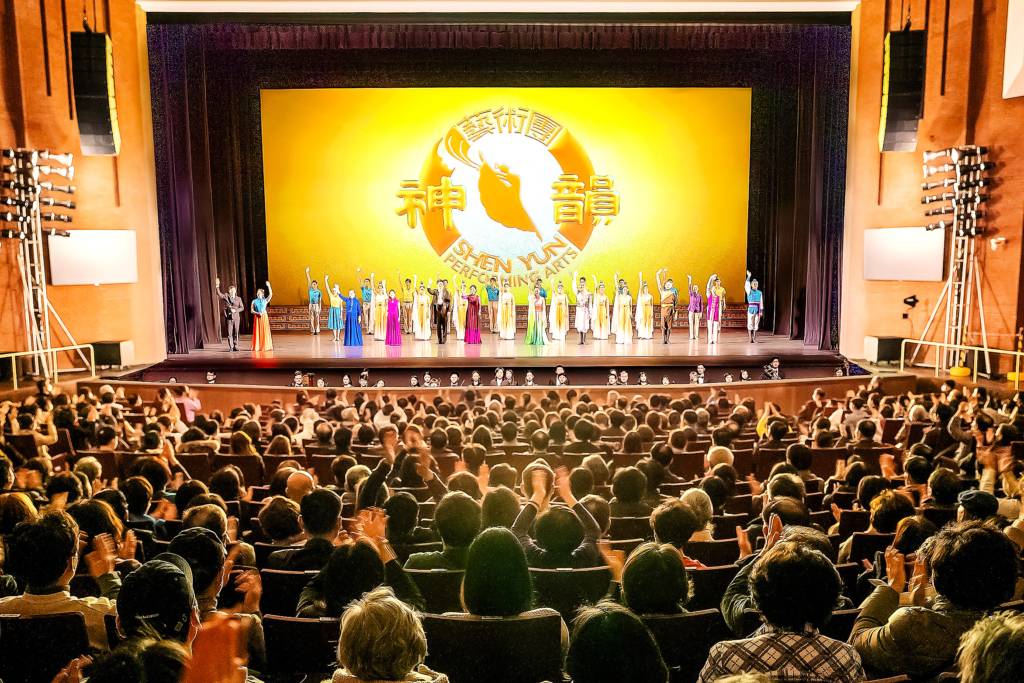 Khán giả vỗ tay tán thưởng đoàn Nghệ thuật Biểu diễn Shen Yun tại Trung tâm Nghệ thuật Gumi – Hội trường lớn ở Gumi, Nam Hàn, vào ngày 08/02/2023. (Ảnh: Kim Guk-hwan/The Epoch Times)