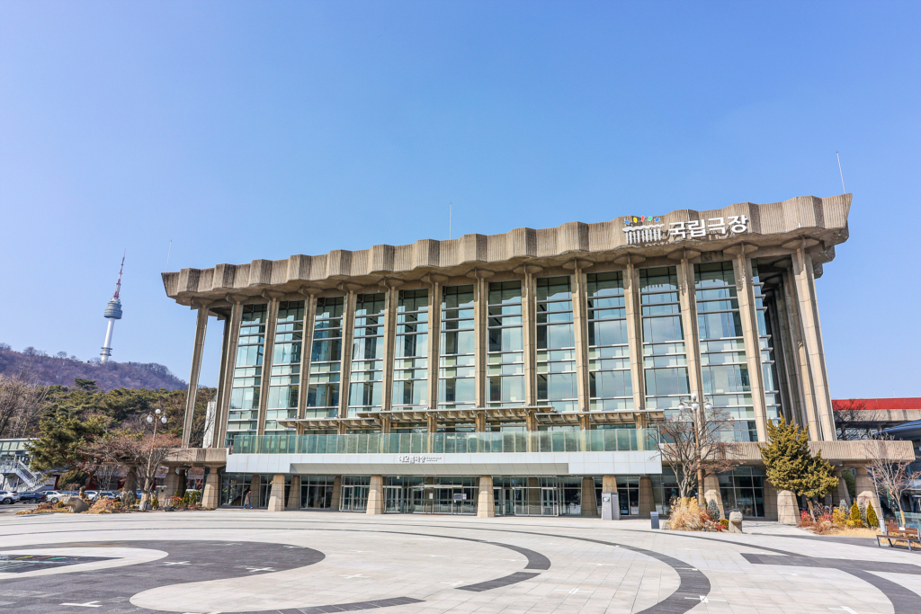 Nhà hát Quốc gia Nam Hàn một ngày trước buổi biểu diễn Shen Yun theo lịch trình tại Seoul, Nam Hàn, vào ngày 14/02/2023. (Ảnh: Kim Kuk-hwan/The Epoch Times)