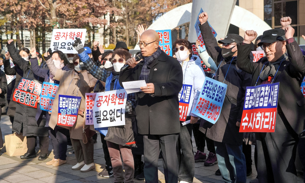 Ông Han Minho nói chuyện tại cuộc họp báo kêu gọi đóng cửa các Viện Khổng Tử ở Jung-gu, Seoul, vào ngày 11/01/2023. (Ảnh: Lee You-jeong/The Epoch Times)