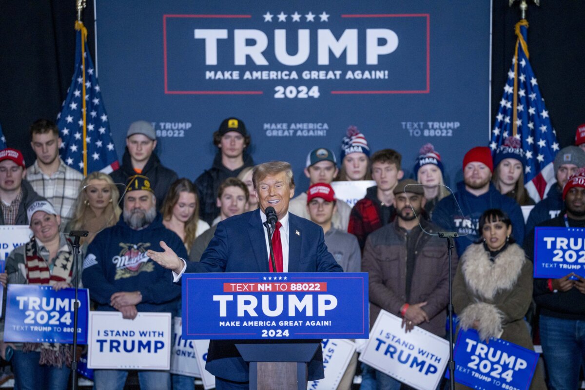 Ứng cử viên tổng thống của Đảng Cộng Hòa và cựu Tổng thống Donald J. Trump diễn thuyết trong một cuộc vận động ở Manchester, New Hampshire, hôm 20/01/2024. (Ảnh: Madalina Vasiliu/The Epoch Times)