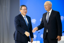 Thủ tướng Trung Quốc Lý Cường (trái) và ông Klaus Schwab, người sáng lập và chủ tịch điều hành của Diễn đàn Kinh tế Thế giới, trong môt phiên họp toàn thể tại Tòa nhà Quốc hội tại cuộc họp thường niên lần thứ 54 của Diễn đàn Kinh tế Thế giới (WEF), ở Davos, Thụy Sĩ, hôm 16/01/2024. (Ảnh: Laurent Gillieron/Pool/AFP qua Getty Images)