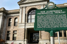 Một tấm bảng lớn kỷ niệm địa vị lịch sử của New Hampshire là nơi tổ chức cuộc bầu cử sơ bộ tổng thống đầu tiên trong nước nằm bên ngoài thư viện tiểu bang New Hampshire (Ảnh: Alice Giordano/The Epoch Times)